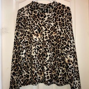 leopard/cheetah print long sleeve mockneck